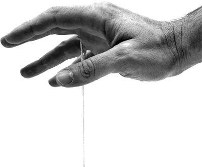 Hand houdt een touwtje van een jojo vast